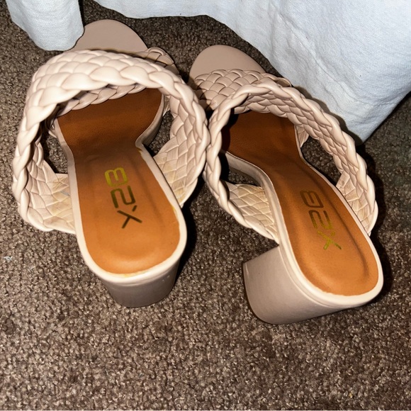 Beige chunky heel sandal - Picture 7 of 8